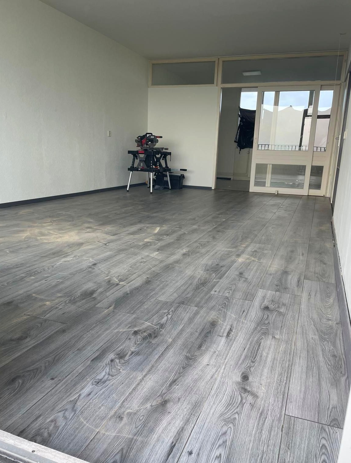 Woningrenovatie met grijze tegelvloer