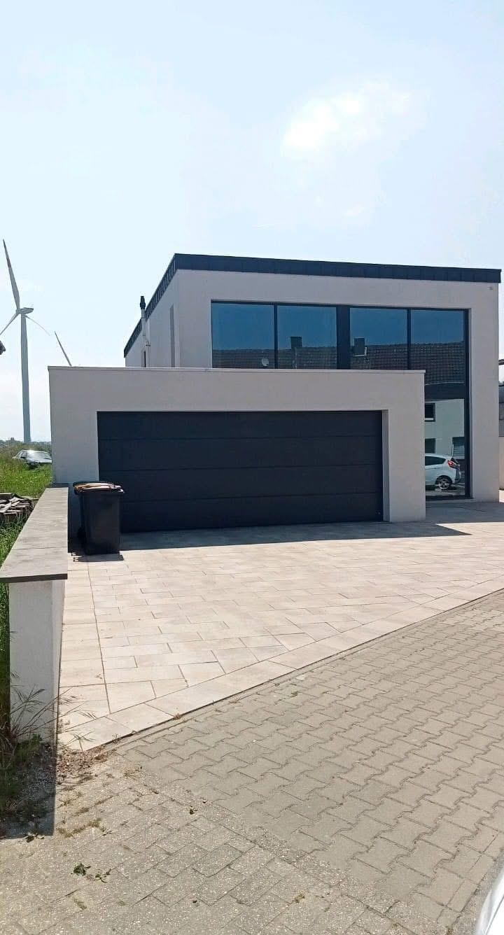 Moderne witte woning met donkere kozijnen en garage