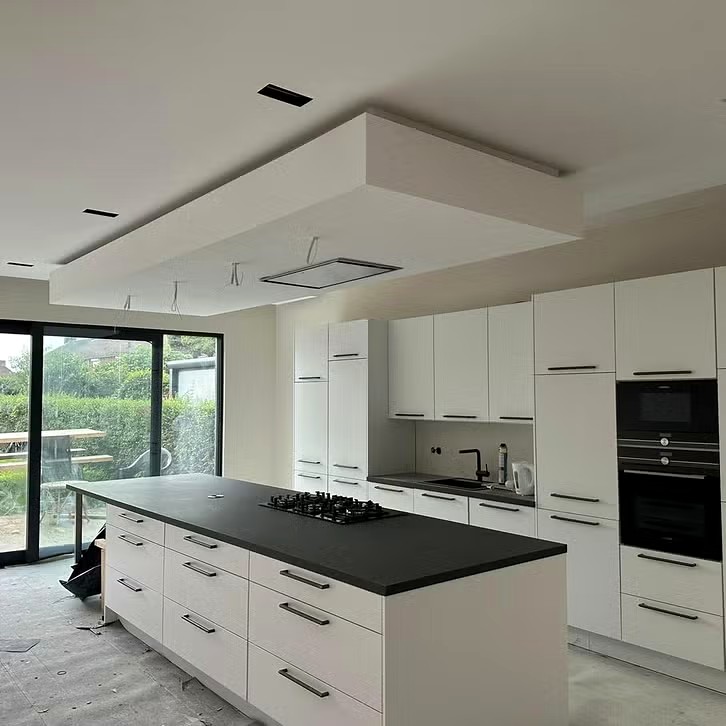 Witte keuken met groot kookeiland
